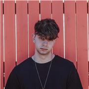 Chitarrista di professione offre lezioni di chitarra elettrica (livello base, medio e avanzato), chitarra acustica (livello base e medio) e basso elettrico (livello base e medio)